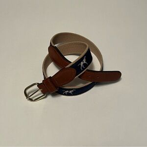 Embroidered belt with pointing dog design